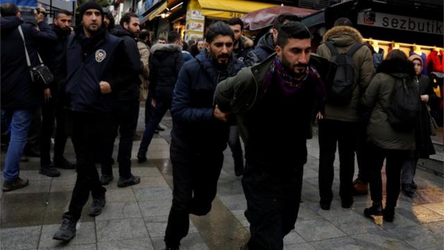 الشرطة التركية تبدأ باعتقال المتظاهرين في اسطنبول احتجاجا على هجوم حكومتهم على عفرين