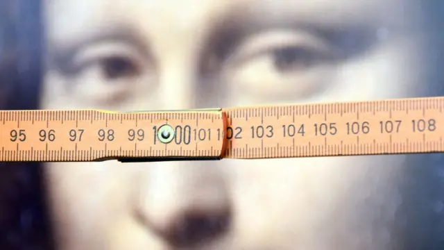Mona Lisa con una regla delante.