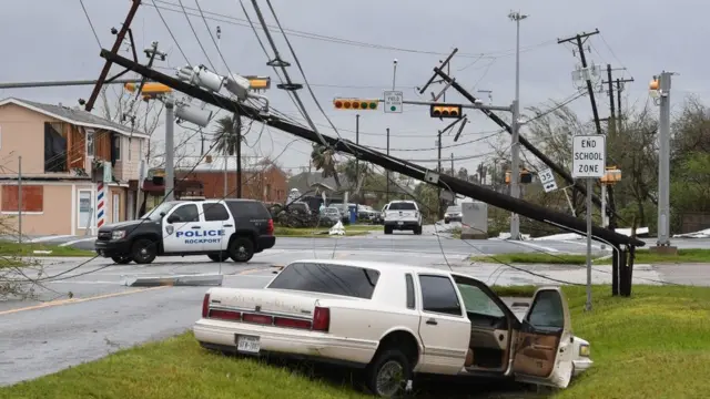 Los vientos hicieron destrozos con el cableado del servicio eléctrico.
