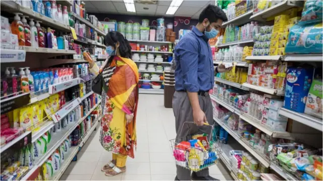 বাজারে বিভিন্ন ধরনের পণ্যসামগ্রী খালি হাতে নাড়াচাড়া করেন বহু মানুষ। কাজেই সেগুলোর মাধ্যমে জীবাণু ছড়াতে পারে।