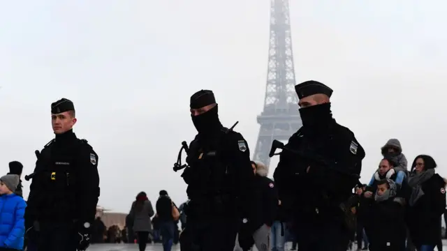 تشدید تدابیر امنیتی در مقابل برج ایفل در آستانه سال نو میلادی