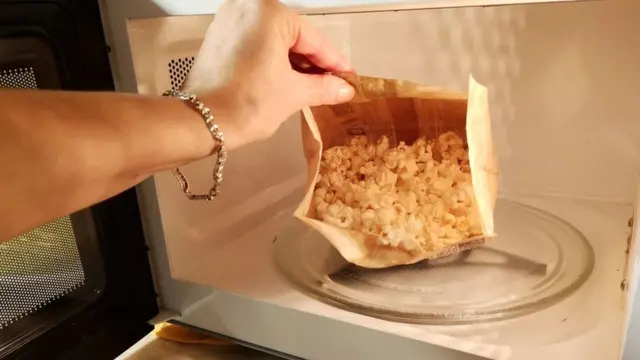 మైక్రోవేవ్లో ప్లాస్టిక్ వాడడం వలన ఆరోగ్యం దెబ్బతింటుంది