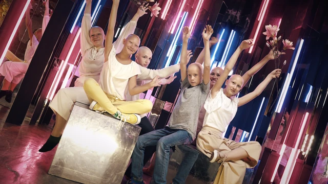 Liliya (inyuma iburyo)ubu ayobora itsinda ry'abafite alopecia mu Burusiya