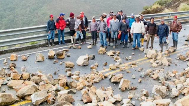 Campesinos bloquean la vía con rocas