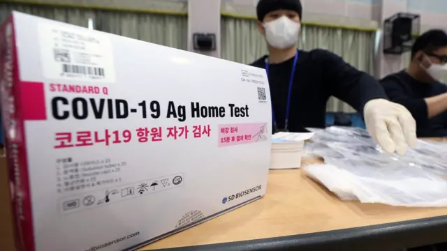 인천시교육청 관계자들이 21일 코로나19 자가진단키트 소분작업을 하고 있다