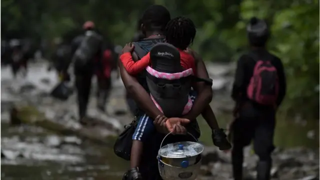 Migrantes que cruzan el Darién.