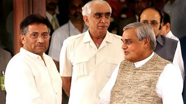 परवेज़ मुशर्रफ़ के साथ अटल बिहारी वाजपेयी