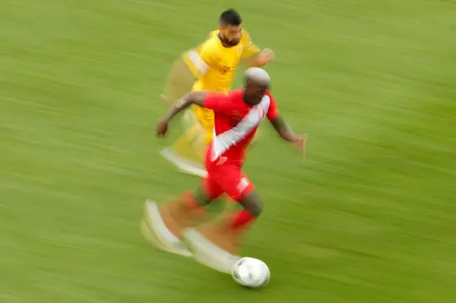 Atrápame si puedes... Advíncula en acción durante el pasado Mundial de Rusia contra Australia.