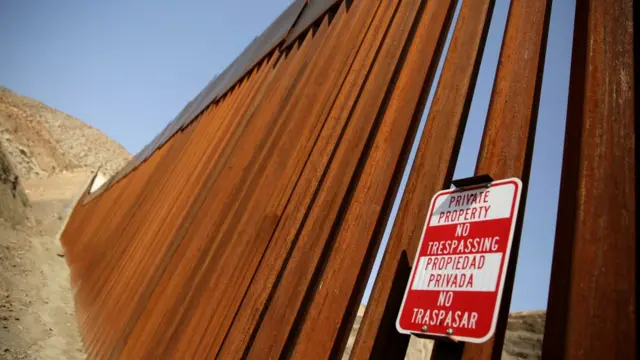 กำแพงกั้นพรมแดนสหรัฐฯ กับเม็กซิโก