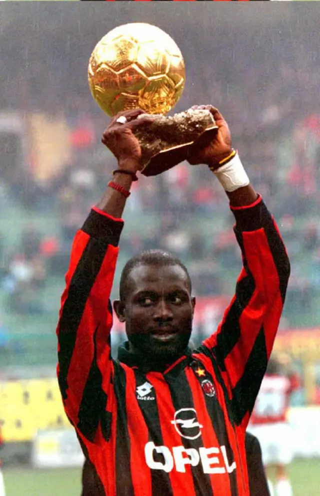 George Weah dey raise trophy wey dem give am when im win World Footballer award