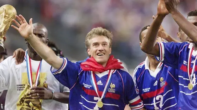 Didier Deschamps alishinda Kombe la Dunia akiwa Kapteni wa Ufaransa mnamo 1998