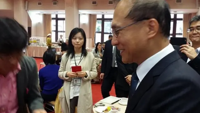 台灣行政院長林全,與記者熱情寒暄,交換名片