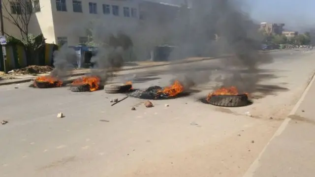 መንገድ ላይ የመኪና ጎማዎች ሲቃጠሉ