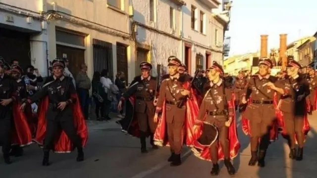 Campo de Criptana kasabasındaki karnavalda sahne alan dans grubu