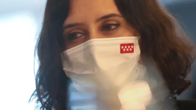 Isabel Díaz Ayuso con mascarilla con la bandera de la Comunidad de Madrid