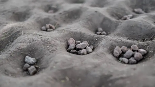 Kamenčići u rupama u zemlji