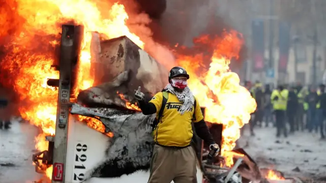 पेरिस में सरकार विरोधी प्रदर्शन