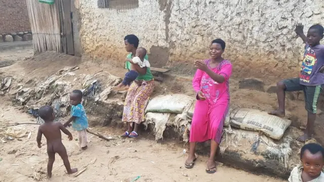 Francine (afise umwana) na Pascaline Ntakarutimana (hagati) bavuga ko bagiye kwiruhutsa inyuma yaho uruzi Gasenyi ruciriwe inzira