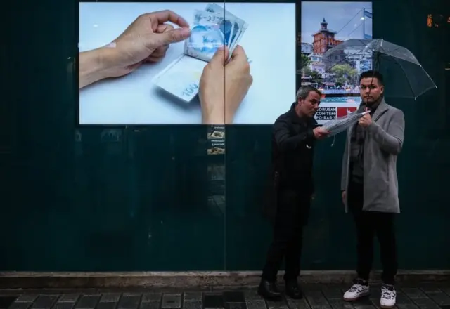 TL, bugün dolara karşı yaşadığı değer kaybı yüzünden 2001 ekonomik krizinden beri en kötü gününü yaşadı. Kurun nereye kadar yükselebileceği sorusuna akademisyen Arzova, "Bir sonu yok, dipsiz bir kuyu" yanıtını veriyor. Ekonomist Tunca ise bugünü tarihi bir gün olarak nitelendirerek, "Ekonomi kuralının tamamen dışına çıkıldığı bu durumu hiç yaşamadık" diyor.