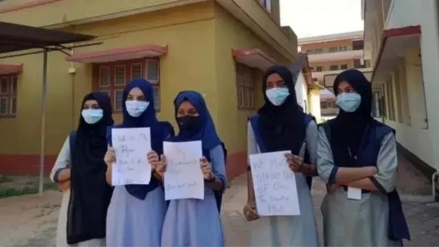 કર્ણાટકમાં હિજાબ પહેરેલી વિદ્યાર્થિનીઓની તસવીર