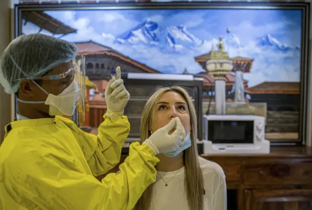 विदेशी नागरिकको पीसीआर परीक्षण गर्न नमुना सङ्कलन