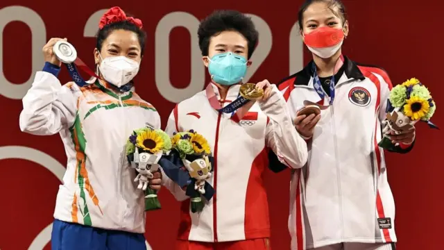 இந்தியாவின் மீராபாய் சானு மற்றும் தங்கம் மற்றும் வெண்கலப் பதக்கம் வென்ற வீராங்கனைகள்