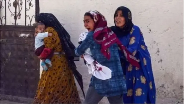 નાસી છૂટવા માટે પ્રયાસરત કૂર્દ મહિલાની તસવીર