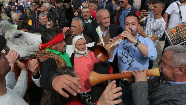 Nakon proglešanja pobednika, na seoskom trgu počinje veselje u zvuke tupana i zurli.