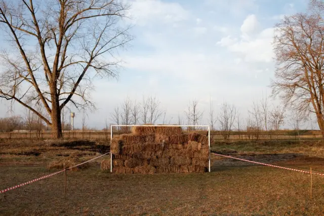 Перед началом традиционных игр казаков в станице Архонская в Северной Осетии ворота заблокированы сеном