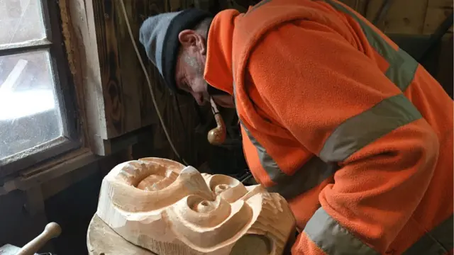 Чоловік робить маску