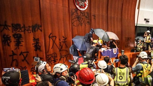香港示威者7月1日晚间撬开铁门後闯入立法会占领议场