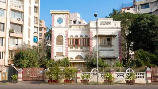 منزل من طراز الحقبة البريطانية في باندرا، أحد الأحياء الراقية التي يقصدها المغتربون في مومباي