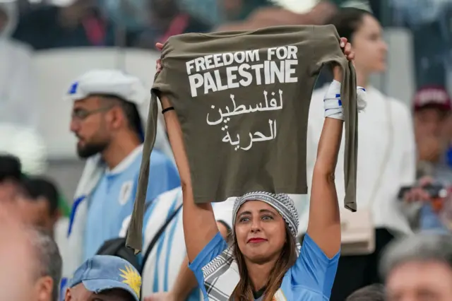 تماشاچی‌ها در قطر آزادند که شعارهایی در حمایت از فلسطین سر بدهند