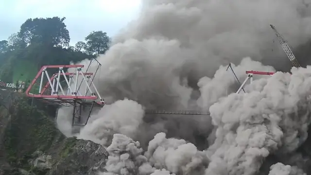 Gunung Semeru meletus