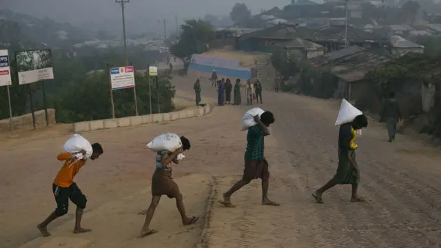 سلګونه زره روهېنګیایان له میانمار (برما) تښتېدلي او د کډوالو په کمپونو کې اوسېږي