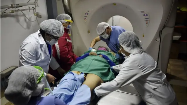 Paciente com câncer cervical passa por tomografia