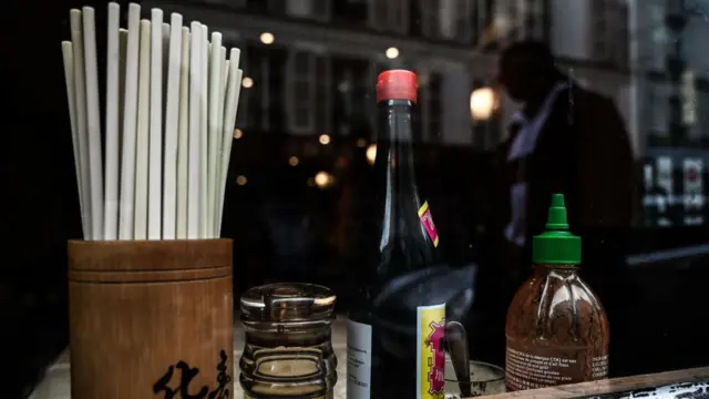 'Tại một số nhà hàng, nhiều người khách đã chần chừ, bỏ đi khi thấy trong restaurant có mặt thực khách da vàng.'