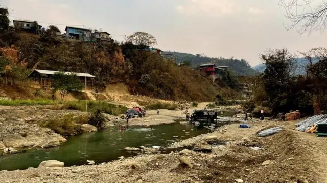 یہ لوگ تیاؤ دریا پار کر کے انڈیا پہنچے ہیں