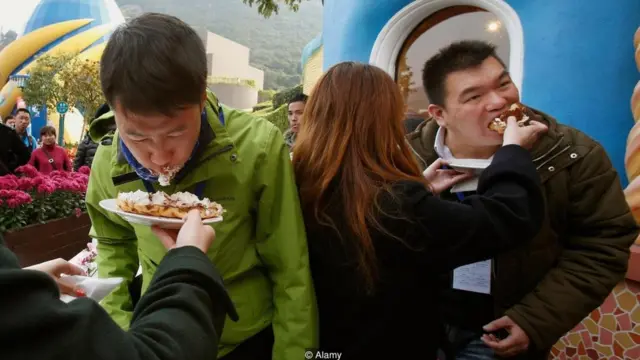 Pasta yiyen Çinli çiftler