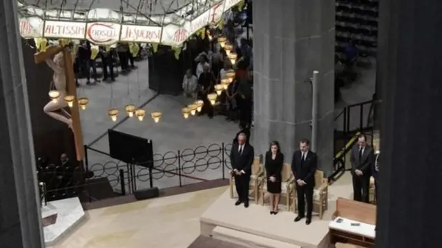 ملك إسبانيا برفقة الملكة والرئيس البرتغالي يحضرون القداس الخاص في كاتدرائية ساغرادا فاميليا