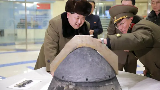 Ким Чен Ын проверяет кожух ядерной боеголовки