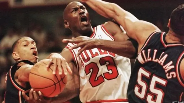 सचिन तेंडुलकर, क्रिकेट, फुटबॉल, 10 क्रमांकाची जर्सी