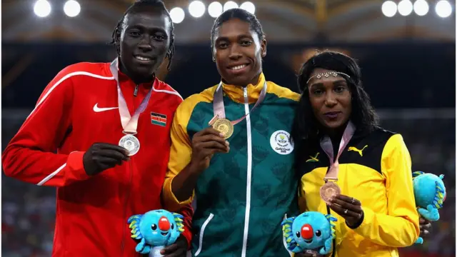 Caster Semenya comcomo ganhar na maquininha de caça níquelmedalhacomo ganhar na maquininha de caça níquelouro, ao ladocomo ganhar na maquininha de caça níquelduas atletas, incluindo Margaret Wambui