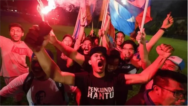 নির্বাচনে জয়ের পর মাহাথির মোহাম্মদের সমর্থকদের উল্লাস