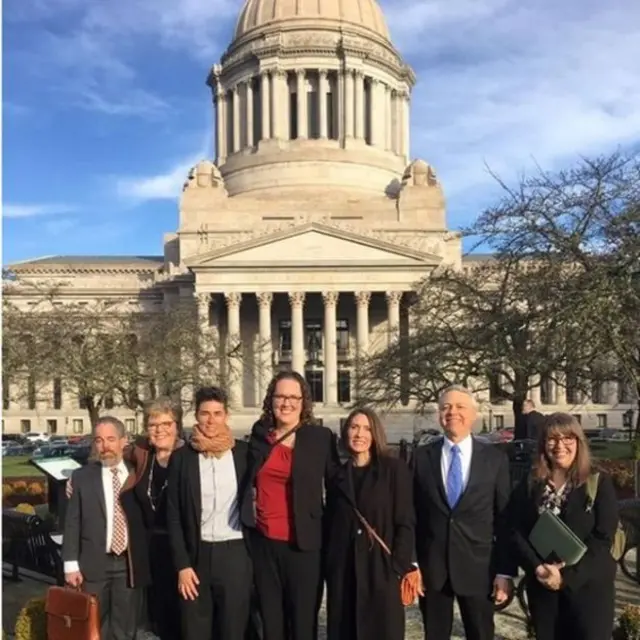 曼金（中间）和斯佩德（左侧女士）