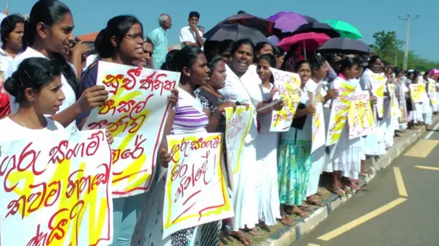 'ගුරු සංගම් හා විදුහල්පති සංගම් නිහඬයි' - විරෝධතාකරුවන්