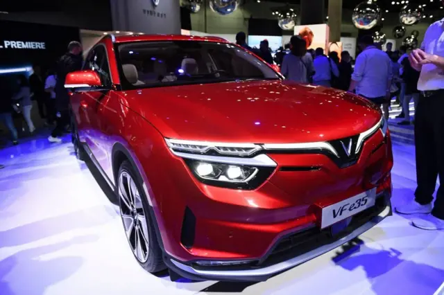 Mẫu xe điện VF e35 của VinFast tại Triển lãm ô tô ở Los Angeles tháng 11/2021