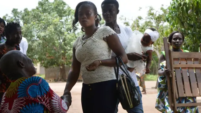Un couple Baoulé arrive au village pour assister à la fête.