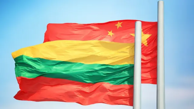 लिथुआनिया और चीन का झंडा