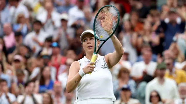 Pavljučenkova pozdravlja teniskim reketom publiku posle pobede